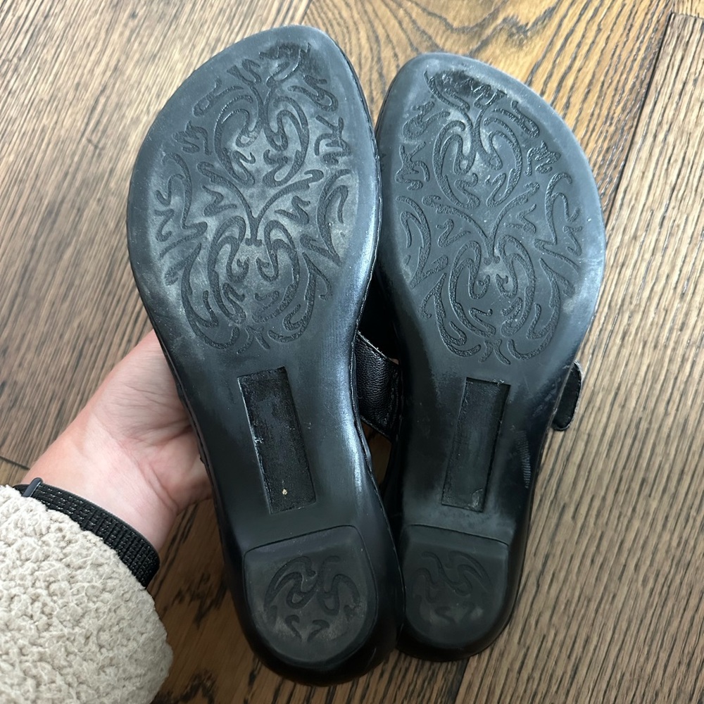 b.o.c. Black Sandals Casual Comfort - Picture 5 of 5